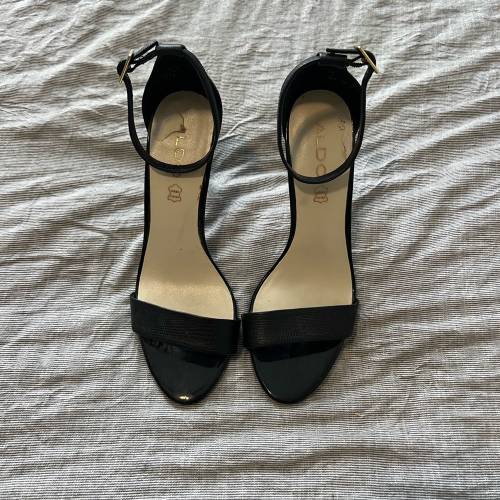 3/$10 🏷️ Strappy heels